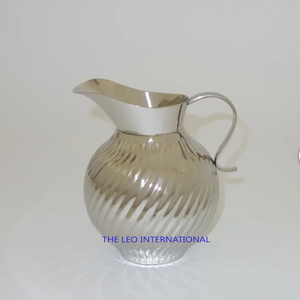 Pichet en aluminium, métal brillant, texture gaufrée avec poignée Pichet décoratif pour eau de service d'excellente qualité - Product Image 4