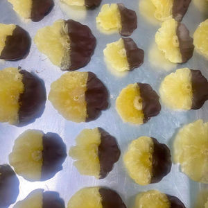 CHOCOLATE RECUBIERTO DE FRUTA PREMIUM DE VIETNAM - SABOR DULCE Y TROPICAL PARA EXPORTACIÓN// LA MEJOR OPCIÓN ES PIÑA/MANGO O PLÁTANO - Product Image 1