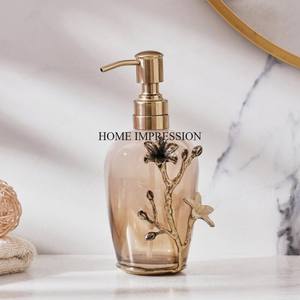 Distributeur de savon liquide fabriqué avec miroir en verre aspect royal de qualité luxueuse avec pompe plaquée or et créateur de fleurs et de feuilles d'Inde - Product Image 6