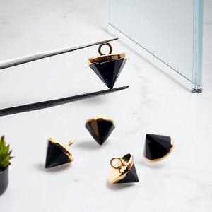 Pierre précieuse d'onyx noir 10x11 MM pointe en forme de cône plaqué or pendentif à breloque à caution unique - Product Image 1