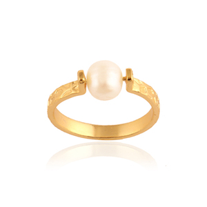 Anillo minimalista de perlas naturales de agua dulce, sortija elegante con textura chapada en oro de 24k, anillo redondo de tamaño 7us - Product Image 1