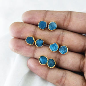 Boucles d'oreilles clous en argent sterling plaqué or avec pierres de naissance brutes - Bijoux de fête exquis - Product Image 4