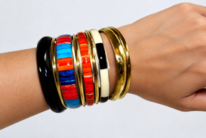 Conjunto de Brazaletes de Resina Multicolor Hechos a Mano con Incrustaciones de Piedras Turquesa Roja, Brazaletes Apilables de Latón, Joyería Étnica Tribal Boho Vintage - Product Image 1