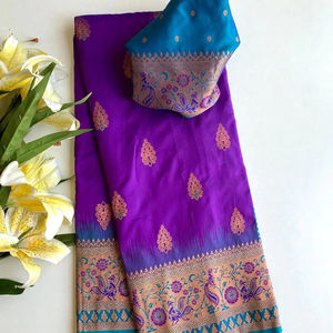 Saris de seda Paithani con tejidos Zari por todas partes junto con motivos únicos de pavo real y trabajo de Meenakari - Product Image 1