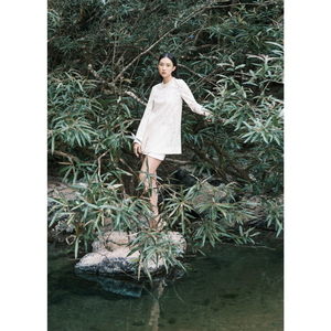 Qualité supérieure A-ligne Robes courtes pour femmes Vêtements d'été AMITY MINI ROBE Tissu en dentelle de fleurs en coton biologique de WHITE ANT - Product Image 1