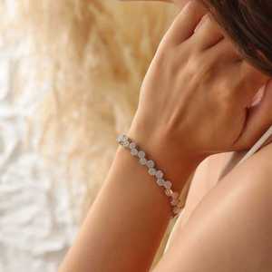Bracelet en argent sterling 925 avec motif nid d'abeille et sertissage de diamants, élégant bracelet en diamant - Product Image 1