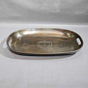 Plateau de service ovale moderne en argent brillant avec un design élégant et des poignées faciles à saisir, idéal pour les divertissements élégants - Product Image 1