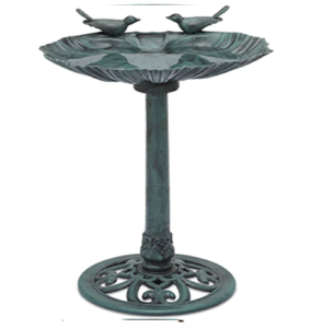 Baño rústico gris con pedestal para pájaros con cuenco festoneado y columna ornamentada, base estriada, Pájaro de metal disponible a precios mayoristas - Product Image 2