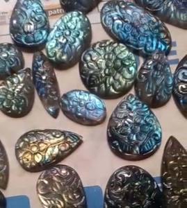 Vente en gros de cabochon de 3 pouces certifié IGI Hamsa sculpté à la main en labradorite naturelle, pierre précieuse en vrac, lune, bijoux de mode faits à la main - Product Image 3