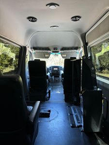 2018 MercedesBenz Sprinter 3500XD 4x4 Turbodiesel V6 Power Paratransit Shuttle Conversión Elevador de silla de ruedas EV Izquierda Cuero oscuro - Product Image 6