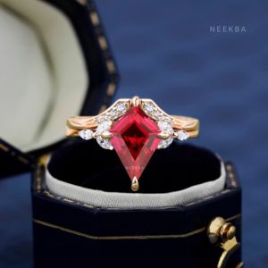 Juego de anillos de boda de rubí de 2 piezas, anillo de compromiso de rubí con corte de cometa emparejado con anillo de boda de contorno, anillos finos de rubí de plata 925 - Product Image 5