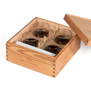 Set de Degustación de Whisky en Caja de Madera de Roble con 4 Vasos, Cuaderno y Bolígrafos Incluidos - Product Image 1