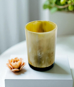 Mug en corne de buffle, couleur miel clair, tasse cylindrique, disponible à prix de gros. - Product Image 1