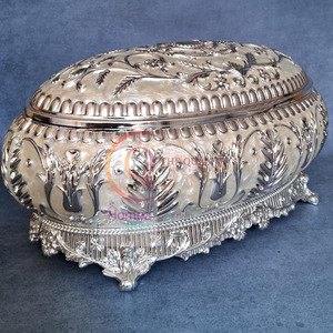 Boîte à bijoux ovale Elegance avec finition argentée intemporelle coiffeuse ornée d'une pointe de stylo plume en or - Product Image 2