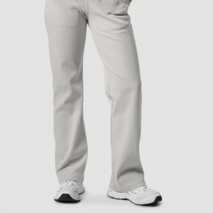 ชุดเซ็ตเสื้อฮู้ดครอปสีเทาอ่อนและกางเกงจ็อกเกอร์สำหรับผู้หญิง ชุดลำลองสองชิ้น ผ้าฟลีซ ชุดลำลองสบายๆ ชุดเข้าชุด ออกแบบได้ตามต้องการ - Product Image 4