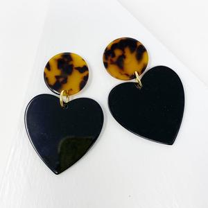 Pendientes de aro con forma de amor elegantes de lujo para mujer, artesanías acrílicas HF a la moda para mujer, venta al por mayor Popular para diseño de corazón amoroso - Product Image 1