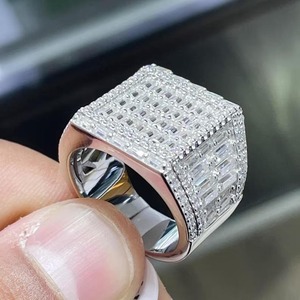 Bague élégante en argent sterling 925 avec moissanite sertie en canal, style hip-hop, bijou chic pour cocktail et anniversaire - Product Image 1