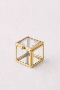 Boîte à bijoux moderne en métal et en verre avec des lignes nettes, des panneaux transparents, un look contemporain élégant - Product Image 2