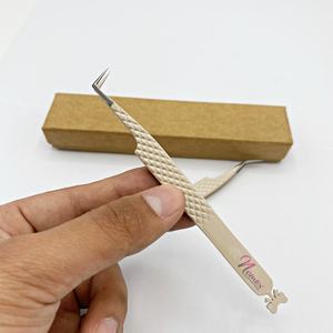 Pince à cils Mega Volume avec pointes pointues Facile à tenir Outils de ramassage des cils avec logo personnalisé - Product Image 2