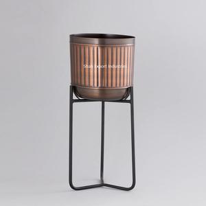 Macetas de metal con acabado Chapado en cobre con soporte negro para la decoración del hogar y el jardín Maceta de flores de forma redonda - Product Image 2