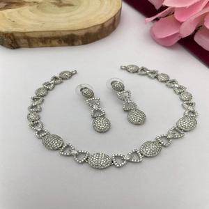 Conjunto de collar de circonia cúbica de latón de calidad superior para mujer elegante ropa de fiesta minimalista con pendientes joyería de Zirconia cúbica - Product Image 1