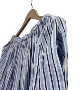 กระโปรงแม็กซี่ทรงบานลายทางสีน้ำเงินขาวพรีเมียม ผ้าเนื้อนุ่มเบาสบาย ดีไซน์จีบหรูหรา พร้อมขอบยางยืดสวมใส่สบาย - Product Image 4