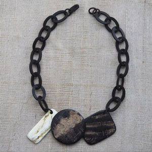 Collier de luxe en corne de buffle fait à la main, bijoux naturels et durables pour femmes, haute qualité - Product Image 1