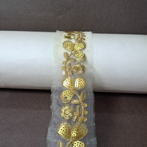 Tissu en dentelle de broderie à séquence métallique en filet de Polyester doux avec toucher lisse pour la décoration de vêtements de mariée Lehenga pour l'exportation en vrac - Product Image 1