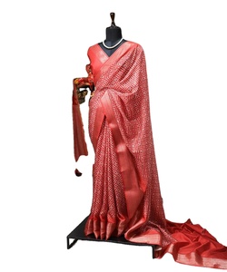 Extravagance des saris indiens : traditionnels et modernes - Explorez la beauté des saris en soie indiens - Vêtements de fête élégants - Product Image 1