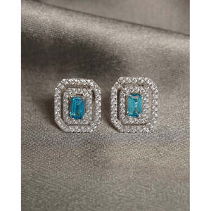Pendientes Elegantes Plateados con Diamantes de Corte Esmeralda y Corte Pera, Oro de 18K, Forma Geométrica, Joyería Moderna para Compromiso - Product Image 2