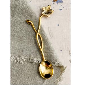 Cuchara de cena de boda dorada en relieve de latón con mango de diseño único para el hogar y hoteles apta para lavavajillas - Product Image 4