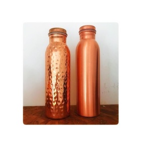Botella de agua potable de cobre puro hecha a mano, alta calidad, de proveedor indio, disponible a precio asequible - Product Image 1