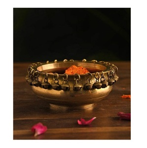 Urli Pot con tobilleras Latón puro Decoración festiva para el hogar Colección de exportación Objetos decorativos - Product Image 1