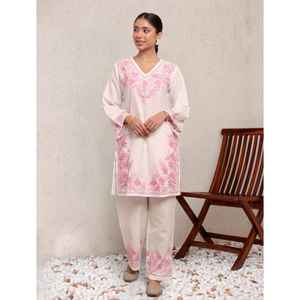 ก้าวเข้าสู่ความสง่างามเหนือกาลเวลาด้วยชุดไลล่าเคอร์ติทรงตรงสุดประณีตนี้ออกแบบมาเพื่อทำให้คุณโดดเด่นในทุกช่วงเทศกาล - Product Image 1