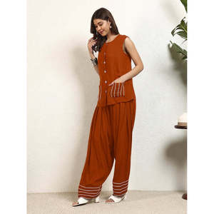 Deebaco Ensemble coordonné 2 pièces décontracté pour femme, haut sans manches en rayonne crêpe couleur tan et pantalon salwar longueur cheville, col rond, coupe ample - Product Image 2