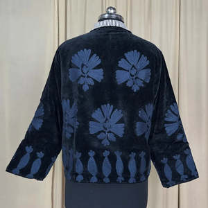 เสื้อคลุมโค้ทกำมะหยี่สีดำปักลายดอกไม้สไตล์โบฮีเมียนย้อนยุค ฟรีไซส์ แขนยาว ปักมือ ลายซูซานี เปิดด้านหน้า สำหรับฤดูหนาว - Product Image 2