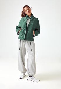 Veste matelassée pour femme OEM de qualité supérieure Veste verte à fermeture éclair et col haut et veste à bulles Veste d'hiver respirante en duvet pour femme - Product Image 2