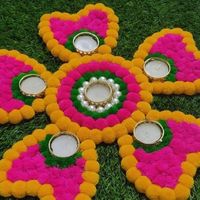 Porte-bougie chauffe-plat artistique Rangoli avec fleurs artificielles ensemble de lampes à thé en métal pour le décor d'entrée à la maison pour la vente du Festival de Diwali