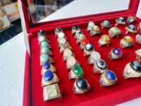 Bagues en pierres précieuses en boîte sur mesure disponibles en taille 10 adaptées aux magasins de bijoux de mode et de pierres précieuses pour la revente