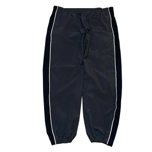 Pantalon tendance en nylon avec bande latérale, taille élastique, ceinture réglable, fermeture éclair et bouton, poches, jambe large, couleur noire - Product Image 2