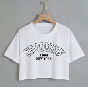 Tops cortos básicos de manga corta con cuello redondo y serigrafía gráfica para mujer - Product Image 1