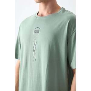 เสื้อยืดพิมพ์ลายเนื้อผ้าหนานุ่ม 100% คอตตอน สีเขียวกระบองเพชร ทรงโอเวอร์ไซส์ สำหรับผู้ชาย ยี่ห้อแอร์ จอนส์ - รุ่น 88355 - Product Image 2