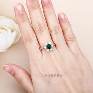 Anillo de compromiso de oro rosa macizo de 14K Esmeralda cultivada en laboratorio de corte redondo Anillo DE BODA único Anillo solitario hecho a mano de La India - Product Image 6