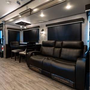 Caravana de Lujo 2025 con Techo Elevable, Suspensión Independiente, Cocina de Lujo, Capacidades Todoterreno, 6 Camas, Tamaño de Cama Fija 1 - Product Image 4