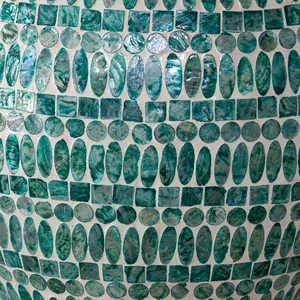 Jarrón Decorativo Moderno con Incrustaciones de Nácar en Verde Jade, Hecho a Mano en Vietnam, para Mesa de Salón - Product Image 5
