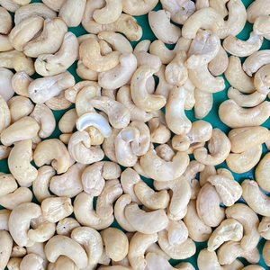 Meilleur taux de noix de cajou brut W180 W240 W320 Vente en gros exporté vers l'Asie, l'UE, le Moyen-Orient de Santigo - Product Image 1
