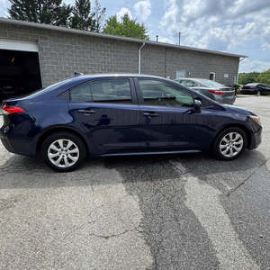 Noir 2024 Toyot_a Corolla Hybrid LE FWD avec sièges en tissu Moteur hybride Transmission automatique Bluetooth CarPlay Jantes en acier - Product Image 3