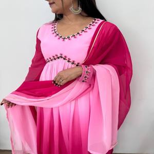 ชุดผ้าแพรจอร์เจีย3D บานชุดปาร์ตี้หนักพร้อมกระจกเย็บปักลาย choli & Got patti border dupatta - Product Image 2