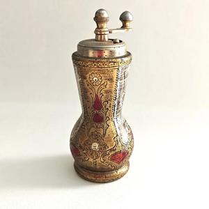 Ensemble de sel poivre en laiton à dessus rond avec base plate et forme durable, parfait pour les cuisines domestiques et les comptoirs de restaurant - Product Image 4