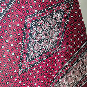 Écharpe inspirée des écharpes Ajrak brodées à la main de qualité supérieure avec détail de la main Option légère et fluide pour un look moderne - Product Image 5